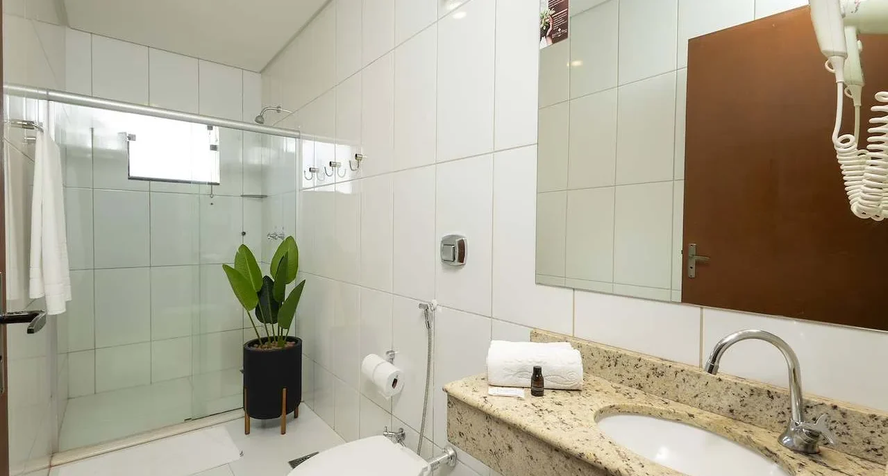 Família em Chapadão do Sul aproveitando atividades seguras na piscina do resort com crianças brincando