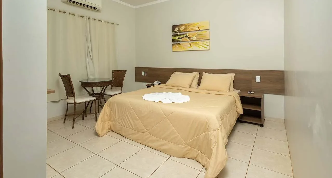 Casal em hospedagem bleisure trabalhando remotamente em Chapadão do Sul, com espaço moderno de trabalho e vista para o interior de Mato Grosso do Sul