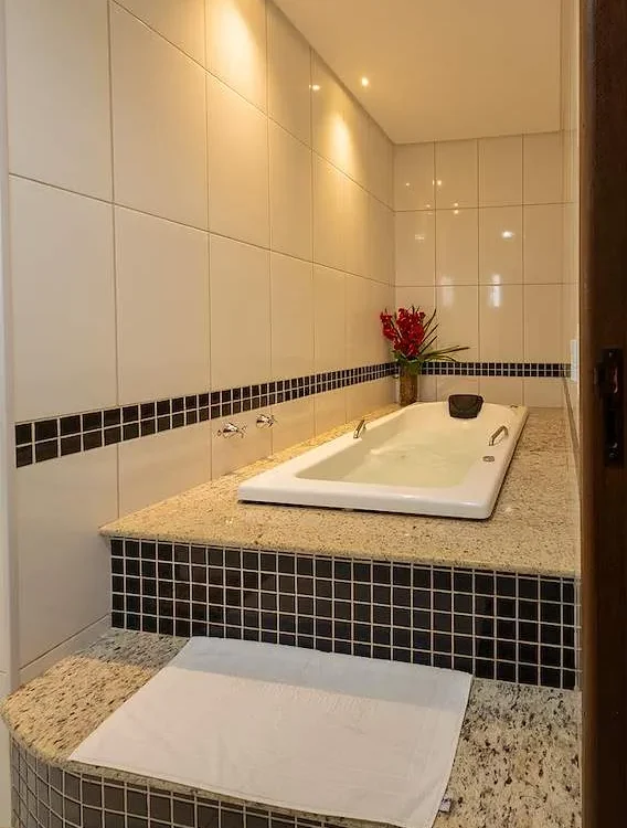 Suite romântica do Hotel Nova Aliança com iluminação ambiente e decoração aconchegante em Chapadão do Sul
