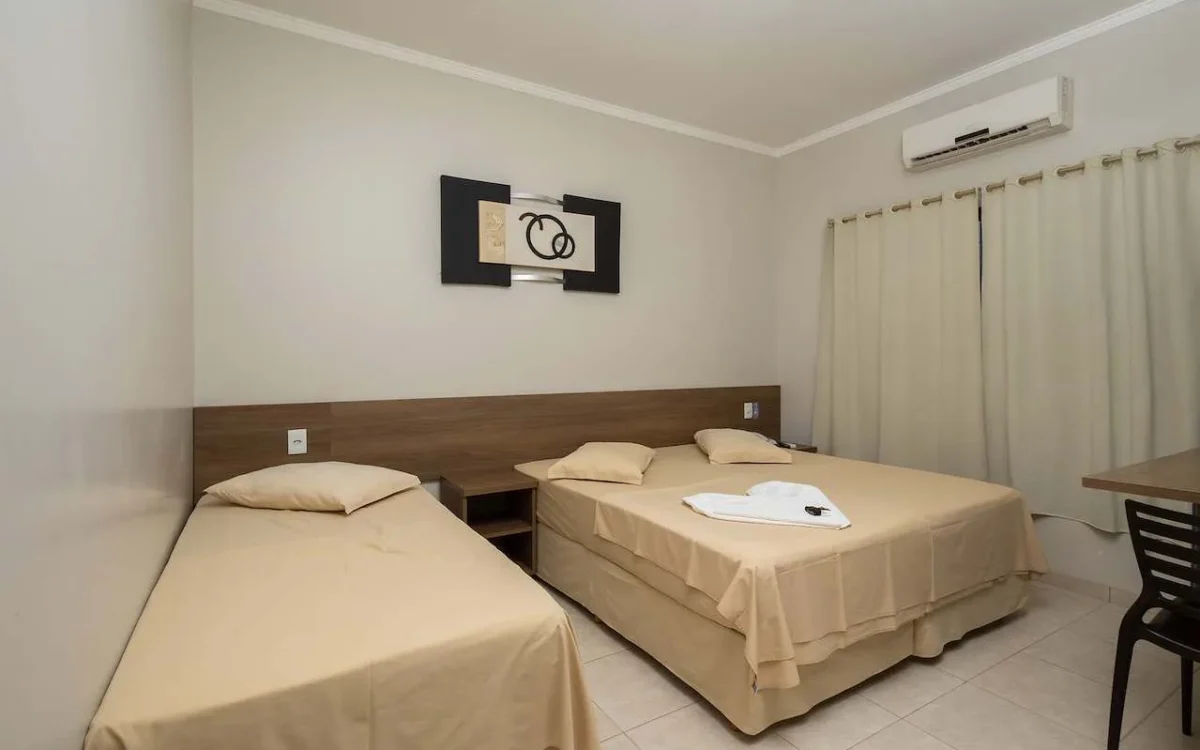 Suíte premium em Chapadão do Sul com cama espaçosa, decoração elegante e amenidades de conforto