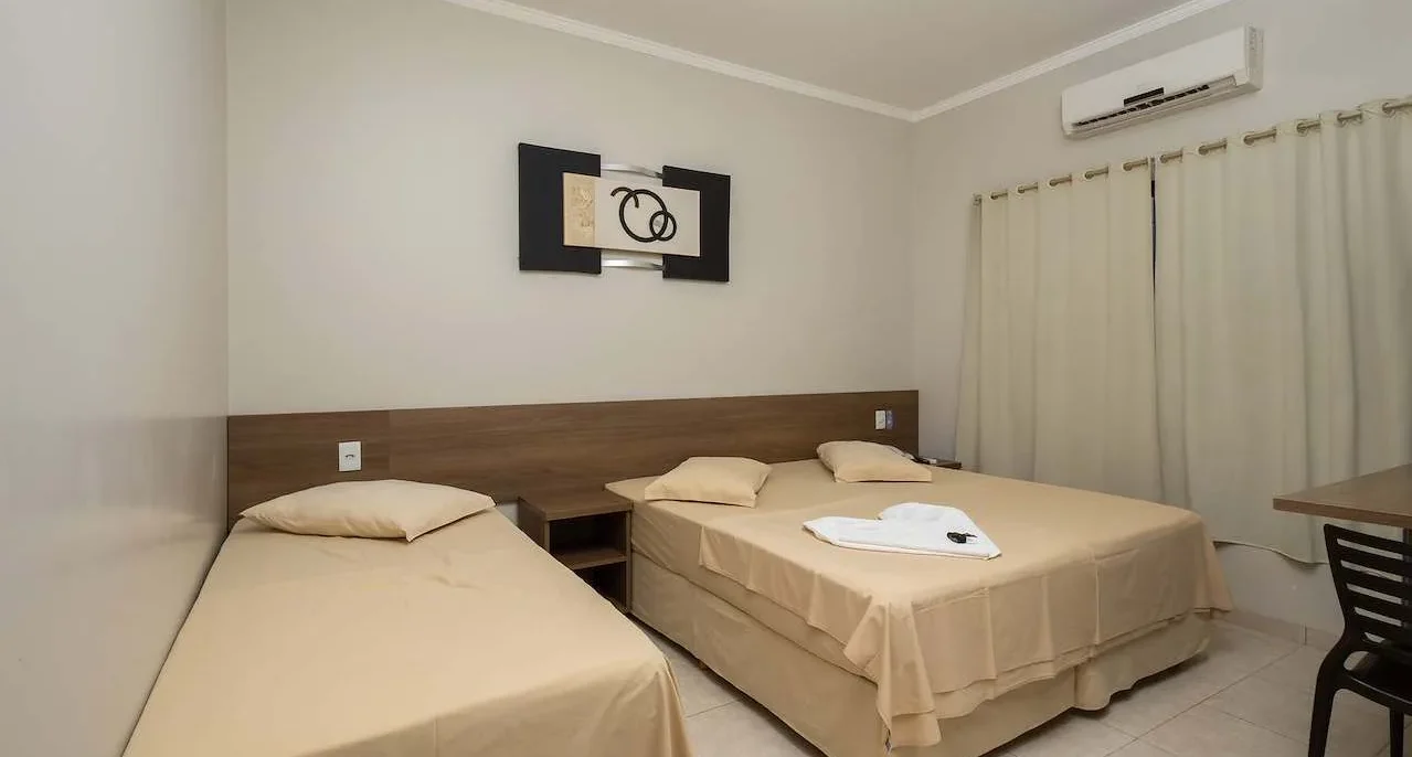 Suíte premium em Chapadão do Sul com cama espaçosa, decoração elegante e amenidades de conforto